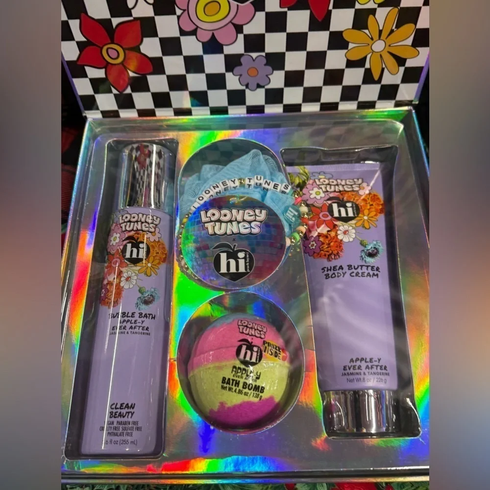 Looney Tunes Bath Set NEW in Box Spa Set